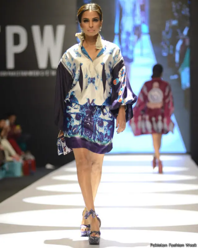 ایک اور ماڈل مشہور ڈیزائنر شماعیل کا لباس زیب تن کیے ہوئے۔