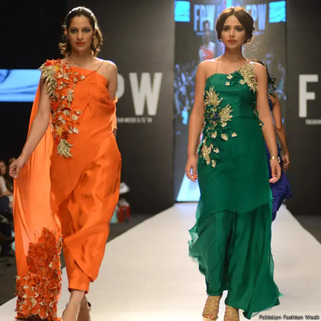 دو ماڈلز شیپ کے ملبوسات کی نمایش کرتی ہوئیں۔