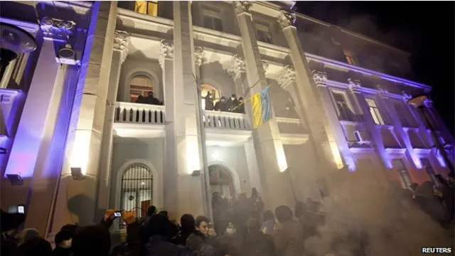 متظاهرون يحاولون السيطرة على القصر الذي يوجد فيه مكتب المدعي العام في مدينة تيرنوبل غربي أوكرانيا.