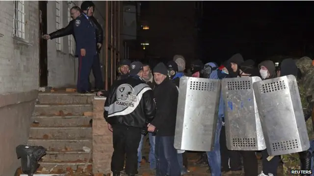 متظاهرون يتجمعون أمام قاعدة لشرطة مكافحة الشغب في بلدة رافين التاريخية في غرب أوكرانيا يوم الأربعاء.