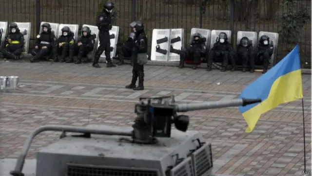 وزارة الداخلية نشرت قوات مكافحة الشغب حول مبنى البرلمان لحمايته. وتقول السلطات إن أكثر من عشرين ضابطا أصيبوا في الصدامات.