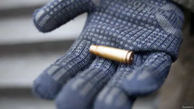 أحد المتظاهرين يعرض للمصورين أحد فوارغ الطلقات التي يقول إن الشرطة استخدمتها في مواجهة المحتجين.