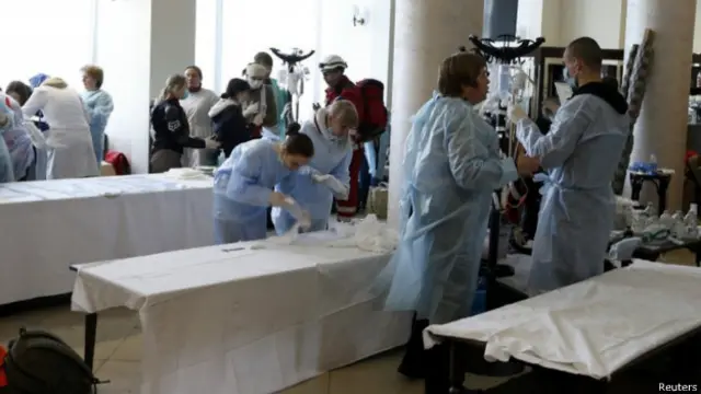 الأطباء حولوا بهو أحد الفنادق في وسط كييف إلى مستشفى ميداني لإسعاف المصابين.