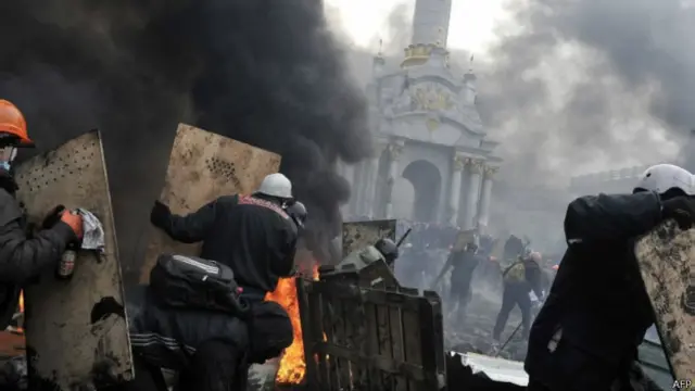 شهد ميدان الاستقلال، بؤرة الاحتجاج بوسط كييف، صدامات دامية بين مئات المتظاهرين وقوات الأمن الخميس.