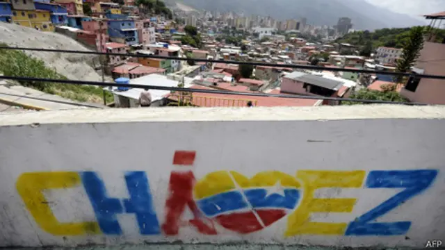 Muro pintado com o nome de Hugo Chavez (AFP)