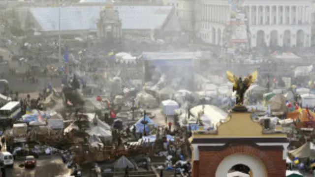 پولیسو د پارلماني بحثونو پر مهال بهر له لاریونیانو سره ځوابیه ډزې کړې دي.