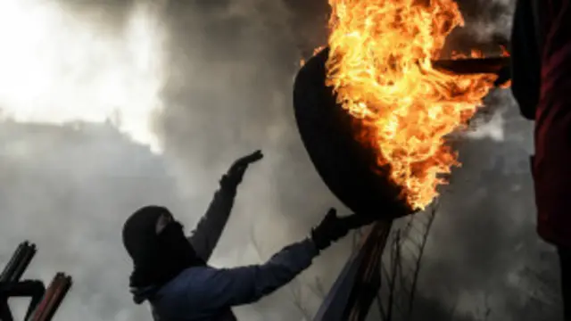 Manifestante na Ucrânia. Foto: AFP