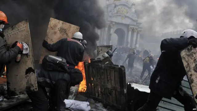 دارالحکومت کیئف کے آزادی چوک میں جمعرات کو سینکڑوں مظاہرین اور سکیورٹی فورسز کے درمیان جھڑپیں ایک مرتبہ پھر شروع ہو گئی ہیں۔ 