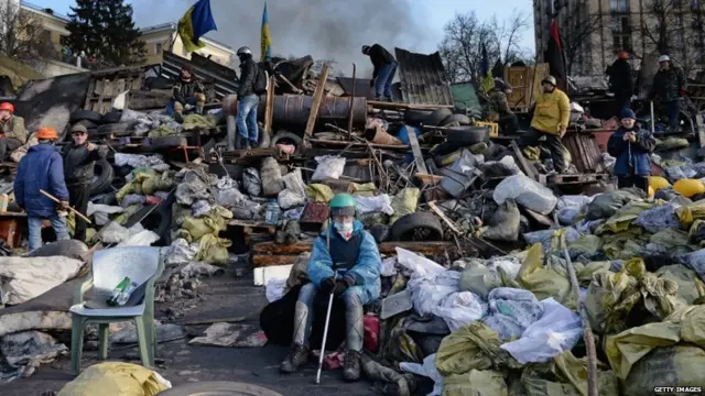 آزادی چوک میں پولیس کو پیچھے دھکیلنے کے بعد مظاہرین نے پھر سے رکاوٹیں کھڑی کرنا شروع کر دی ہیں۔ منگل کو ہی سکیورٹی فورسز نے ’تشدد مخالف آپریشن‘ میں یہاں سے مظاہرین کو ہٹایا تھا۔ 