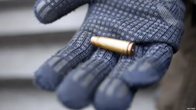 مظاہرین نے یہ دکھانے کے لیے کہ سکیورٹی فوسز نے اسلحہ استعمال کیا، ہنگاموں کی جگہ سے گولیوں کے خول بھی جمع کیے۔ عینی شاہدین کا کہنا ہے کہ جمعرات کو ہلاک ہونے والے 21 افراد میں سے بعض کے جسم پر گولی کا صرف ایک زخم تھا جس سے ظاہر ہوتا ہے کہ مرنے والوں کو باقاعدہ نشانہ بنایا گیا ہے۔ 