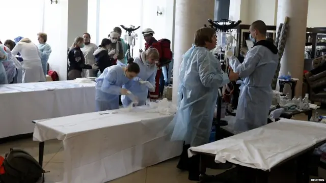 رضاکار کیئف کے ’یوکرین ہوٹل‘ کے استقبالیے کو زخمیوں کو طبی امداد فراہم کرنے کے لیے استعمال کر رہے ہیں۔ دنیا بھر سے آئے ہوئے میڈیا کے لوگ بھی اسی ہوٹل میں ٹھہرے ہوئے ہیں اور انھوں نے تصدیق کی ہے کہ ہوٹل کی کھڑکیوں پر بھی گولیاں لگی ہیں۔ 