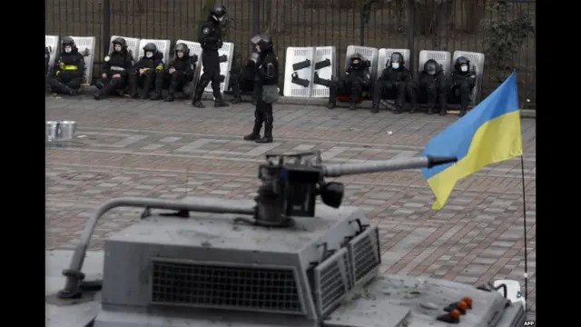 ہنگاموں پر قابو پانے والی خصوصی پولیس کو پارلیمنٹ کی عمارت کی حفاظت پر مامور کیا گیا ہے۔ حکام کا کہنا ہے کہ مظاہرین کے ساتھ جھڑپوں میں پارلیمنٹ پر تعینات افراد میں سے 20 زخمی ہوئے ہیں۔ 