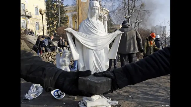 آزادی چوک میں زیادہ سے زیادہ رکاوٹیں کھڑی کرنے کے لیے مظاہرین ایک دوسرے کو اینٹیں مہیا کر رہے تھے۔ اس دوران یورپیئن یونین کے وزرائے خارجہ ’تشدد اورضرورت سے زیادہ طاقت‘ استعمال کرنے والے حکام پر پابندیاں لگانے پر متفق ہوگئے۔ ان پابندیوں میں اثاثے منجمد کرنا اور ویزے پر پابندی شامل ہیں۔ 