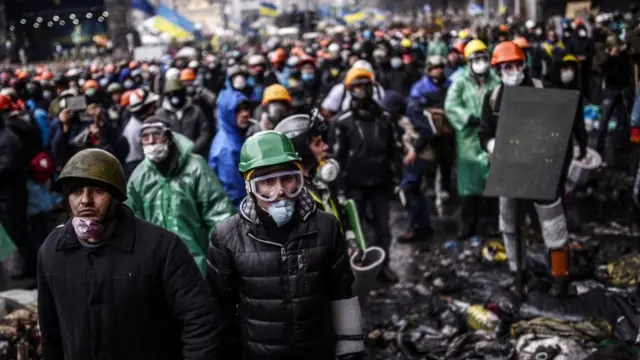 یوکرین میں ہنگاموں کا آغاز نومبر میں اس وقت ہوا تھا جب صدر یانو کووچ نے یورپیئن یونین کے ساتھ زیادہ تعلقات اور تجارت کی تجویز کو رد کرتے ہوئے روس ساتھ قریبی تعلقات کو ترجیح دینے کا فیصلہ کیا تھا۔ اس وقت سے ہنگامے پورے یوکرین میں پھیل چکے ہیں۔ 