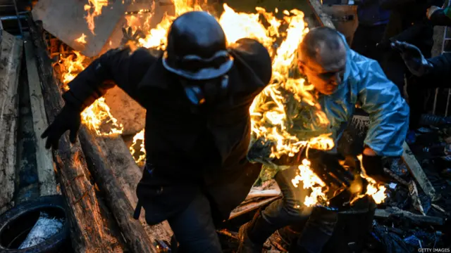 قتل 77 شخصا خلال اشتباكات بين الشرطة الأوكرانية ومحتجين في العاصمة كييف بعد أن أنذر رئيس الوزراء المتظاهرين باستخدام القوة لفض احتجاجاتهم.