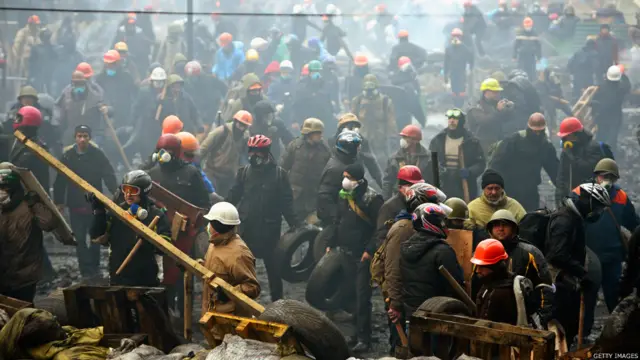 ويقول مراسل لبي بي سي في كييف إن الرئيس يواجه ضغوطا للموافقة على إجراء انتخابات مبكرة وتغيير في الدستور.