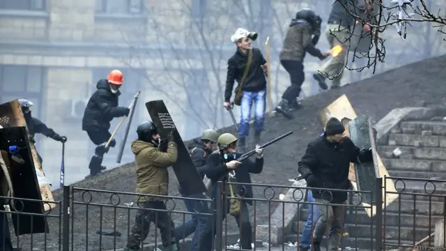 وقذف المتظاهرون، الذين ارتدوا خوذات على رؤوسهم في تحد للقانون الجديد، ألعابا نارية نحو قوات الشرطة.