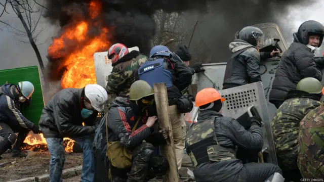 واحتجز المتظاهرون 67 شرطيا لكن وزارة الداخلية أفادت بأنه تم الافراج عن معظمهم.