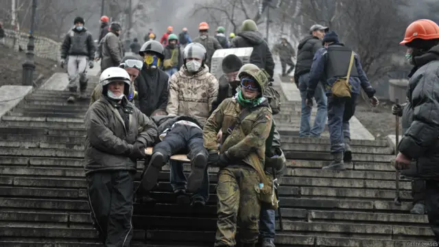 أصيب المئات في الصدامات بين الشرطة والمحتجين، وساعد متظاهرون رجال الإسعاف في نقل المصابين إلى أماكن العلاج.