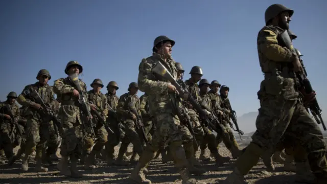 د امهال د افغان ملي اردو شمېر نژدې ۳۸۲۰۰۰ دی.