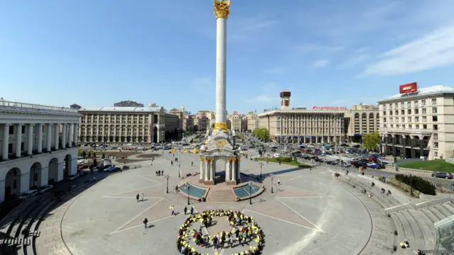 شهد ميدان الاستقلال، بؤرة الاحتجاج بوسط كييف، صدامات دامية بين مئات المتظاهرين وقوات الأمن الخميس.هذه صورة لميدان الاستقلال في كييف قبل الاحتجاجات العنيفة.