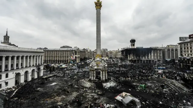 وهذه صورة للميدان بعد العنف بين المتظاهرين والشرطة.