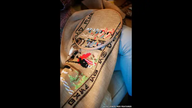 Aled Lewis retratou toda a saga de George Lucas em um detalhado trabalho de 9 metros de comprimento.