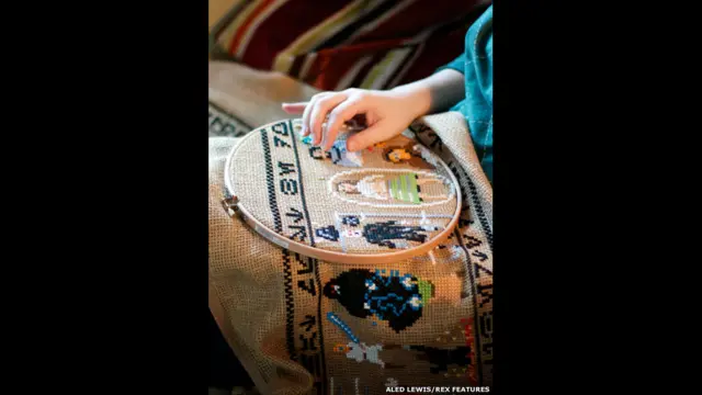 Aled Lewis retratou toda a saga de George Lucas em um detalhado trabalho de 9 metros de comprimento.