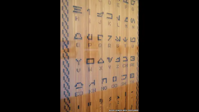 Aled Lewis retratou toda a saga de George Lucas em um detalhado trabalho de 9 metros de comprimento.