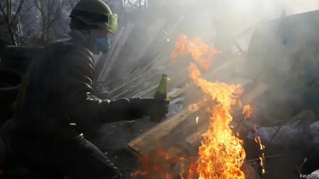 یک معترض در میدان استقلال