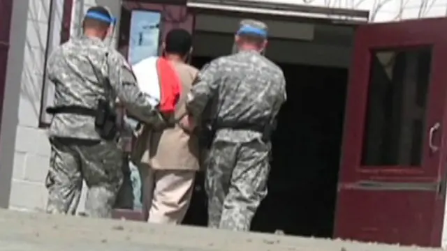 یہ پہلی بار ہے کہ گوانتانامو میں قید فرد کے اہلِ خانہ نے اس وقت کے حکمران کے خلاف قانونی کارروائی کی درخواست دائر کی گئی ہے: شہزاد اکبر