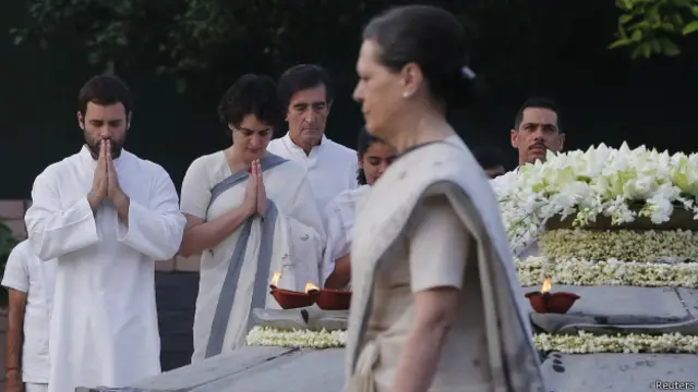 रॉबर्ट वाड्रा, प्रियंका गांधी, सोनिया गांधी, रॉबर्ट वाड्रा