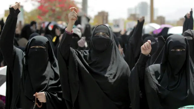 وطالب المتظاهرون بالتصدي لما يصفونه "بتحالف الشر وقوى الثورة المضادة".