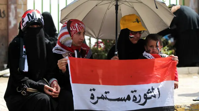 وأعرب المحتجون عن دعمهم لحكومة محمد سالم باسندوة. 