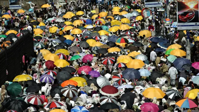 وانتقدوا تحالف الحوثيين مع أنصار المؤتمر الشعبي وبعض القوى الليبرالية بهدف "إجهاض الثورة" بحسب هتافاتهم.