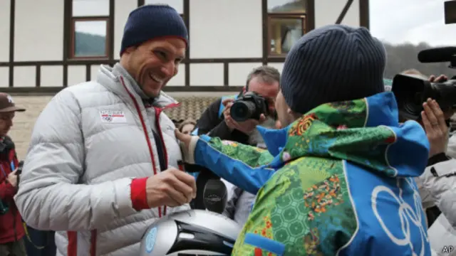 Волонтер фотографируется со спортсменом из Норвегии