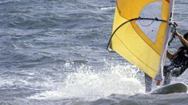 Cruzar de Cuba a Florida implica una difícil travesía con tiburones, corrientes y chubascos repentinos. (foto de archivo).