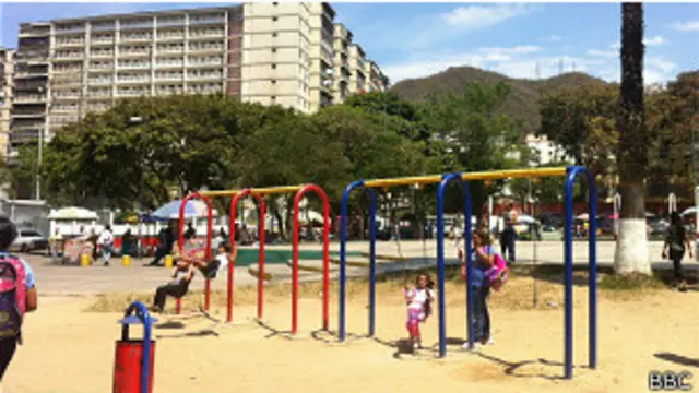 Bairro em Caracas (BBC)