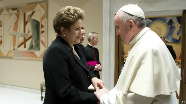 Dilma Rousseff encontra o papa Francisco (foto: AP)
