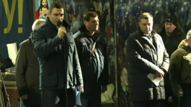 Các lãnh đạo phe đối lập đã gặp phải sự phản đối từ người biểu tình sau khi ký thỏa thuận với chính phủ