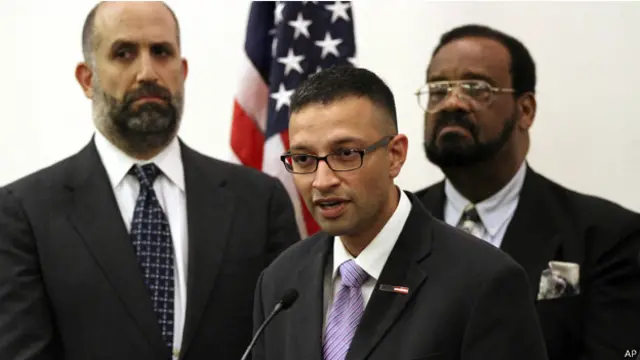 يترأس المدعين سيد فرهاج حسن، وهو جندي احتياط في الجيش الامريكي