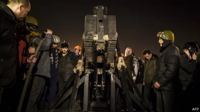 Катапульта на улице Грушевского