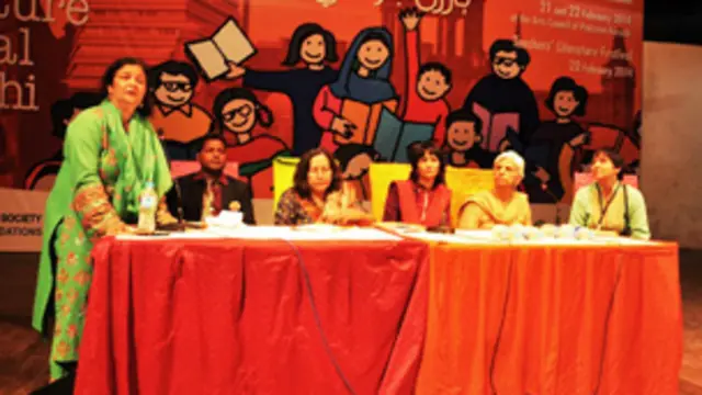 بیلا جمیل، امینہ سید اور زبیدہ مصطفٰی نے ایک اجلاس میں بچوں میں پڑھنے کی عادتوں پر بات کی