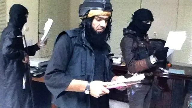 रमादी में एक सरकारी दफ़्तर की तलाशी लेते चरमपंथी