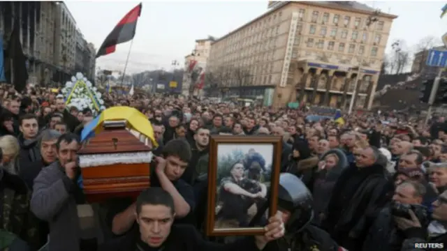 Quan tài của những người biểu tình thiệt mạng được diễu qua Quảng trường Độc lập