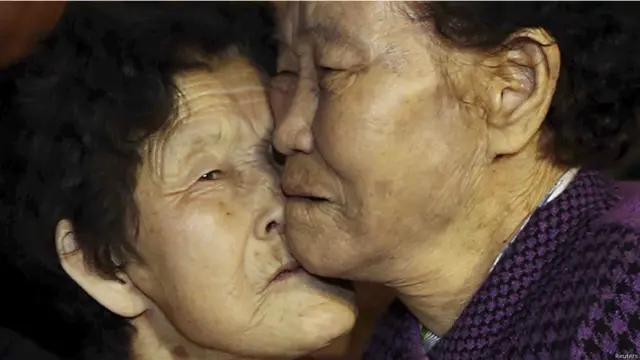 الكورية الشمالية لي تشون سان تعانق شقيقتها الجنوبية لي تشون هوا وتودعها عند نهاية زيارة لم الشمل التي استمرت لثلاثة ايام في منتجع جبل كومغانغ في كوريا الشمالية يوم السبت.