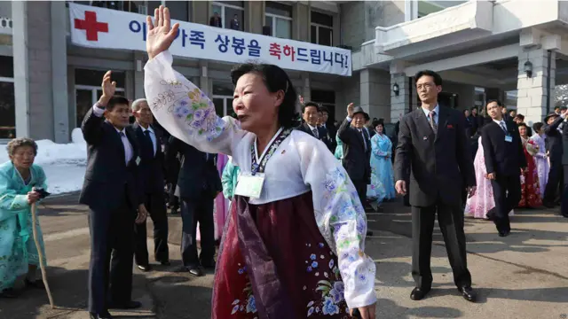 الكورية الشمالية ليم تاي اوك تلوح لاقاربها الجنوبيين العائدين الى بلادهم.