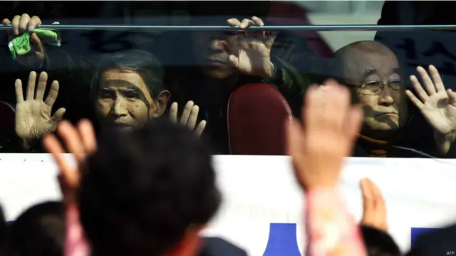 كوريون جنوبيون يلوحون لاقاربهم الشماليين من الحافلة التي تقلهم الى الجنوب عقب انتهاء زيارة لم الشمل.