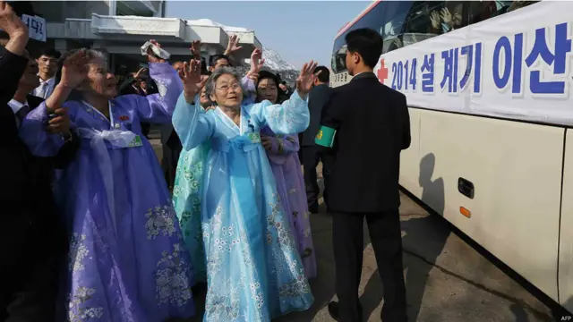 كوريات شماليات يلوحن لاقاربهم الجنوبيين.