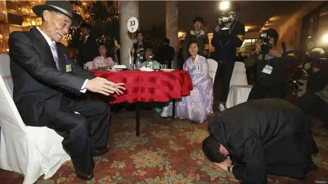 الكوري الجنوبي بارك تشيول ينحني لعمه الكوري الشمالي بارك ان هوا في لحظة الوداع.